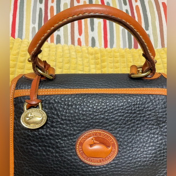 🚨SALE Vintage Dooney & Bourke Black/Tan Small Carpet/Handle Bag. PRICE FINAL - Picture 3 of 15